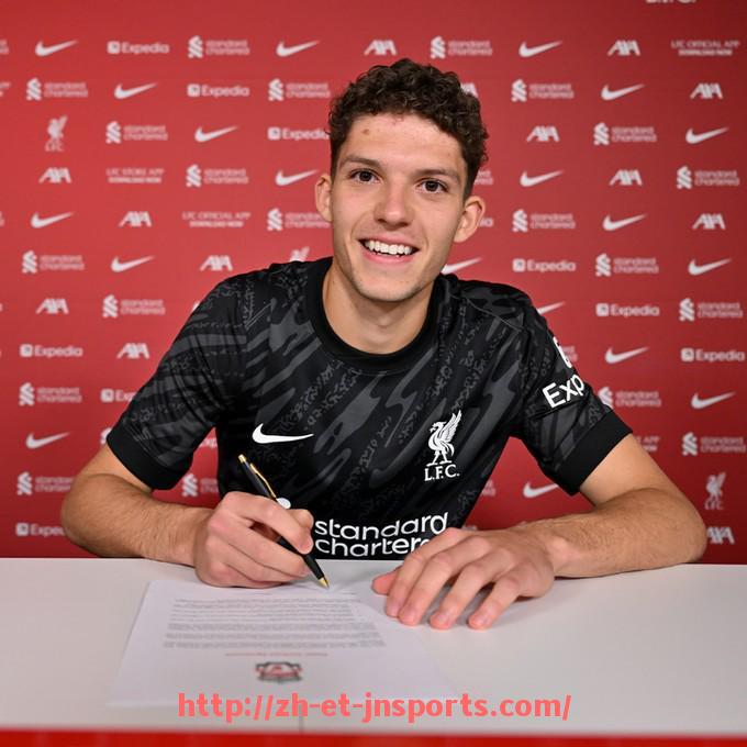 JN江南体育-英超球队老板直升机坠毁事件回顾及相关影响